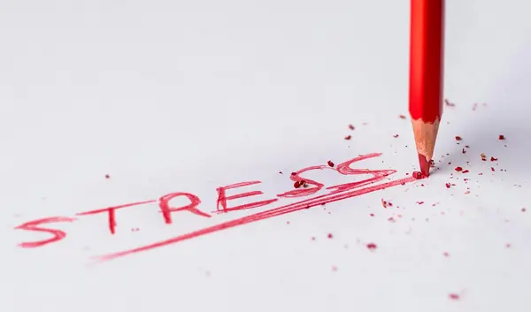 mit rotem Bleistift geschriebenes Wort "Stress"