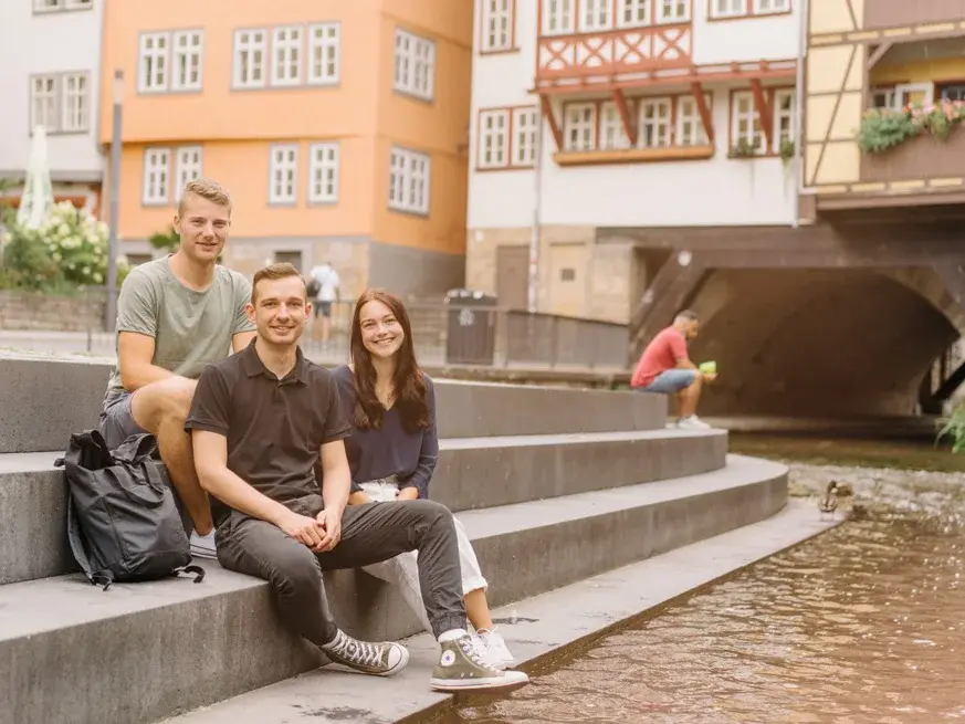 Studierende an der Krämerbrücke
