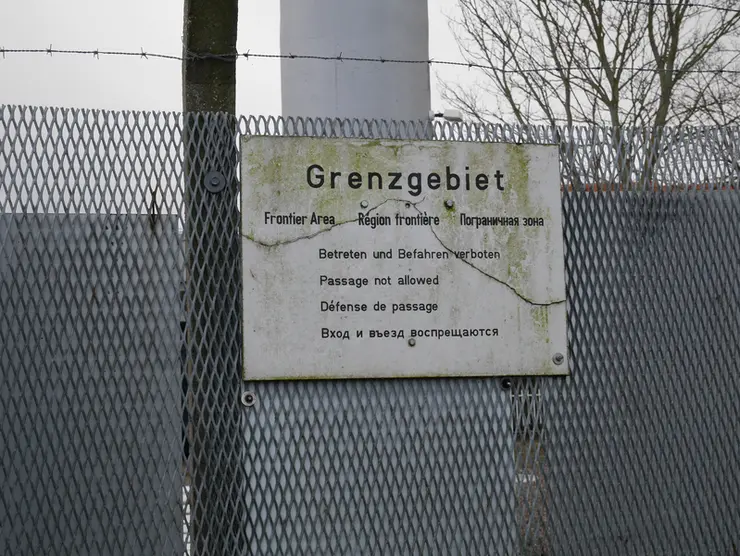 Schild „Grenzgebiet“ am See-Grenzbeobachtungsturm Kühlungsborn