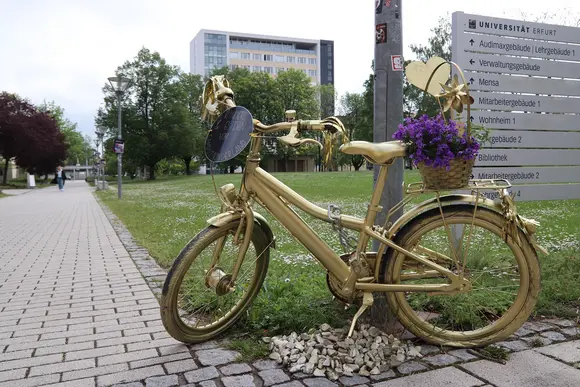 goldenes Fahrrad auf dem Campus