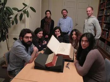 Deutsche und libanesische MESH-Studierende mit Dr. Prass in der Bibliothek von Schloss Friedenstein