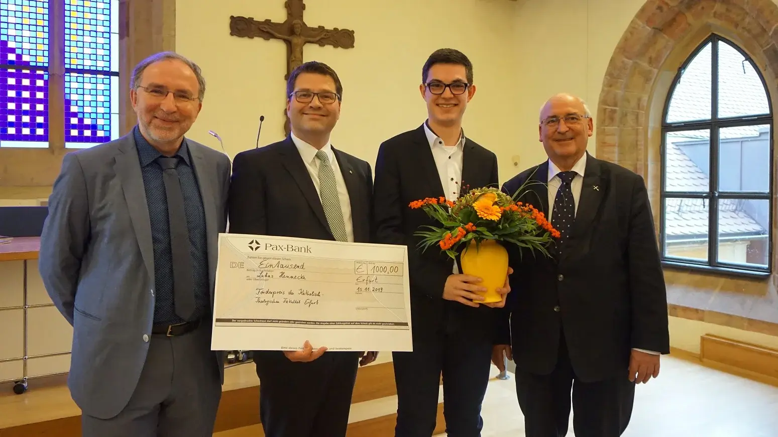 Lukas Hennecke erhält beim Patronatsfest der Katholisch-Theologischen Fakultät der Universität Erfurt, Albertus Magnus, 2019 den Förderpreis