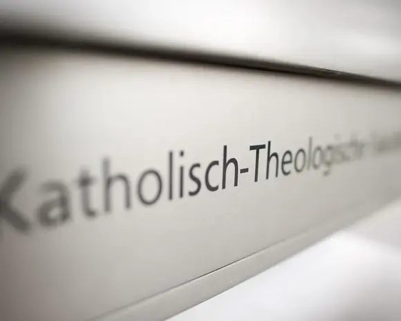 Ein Türschild an der Katholisch-Theologischen Fakultät der Universität Erfurt