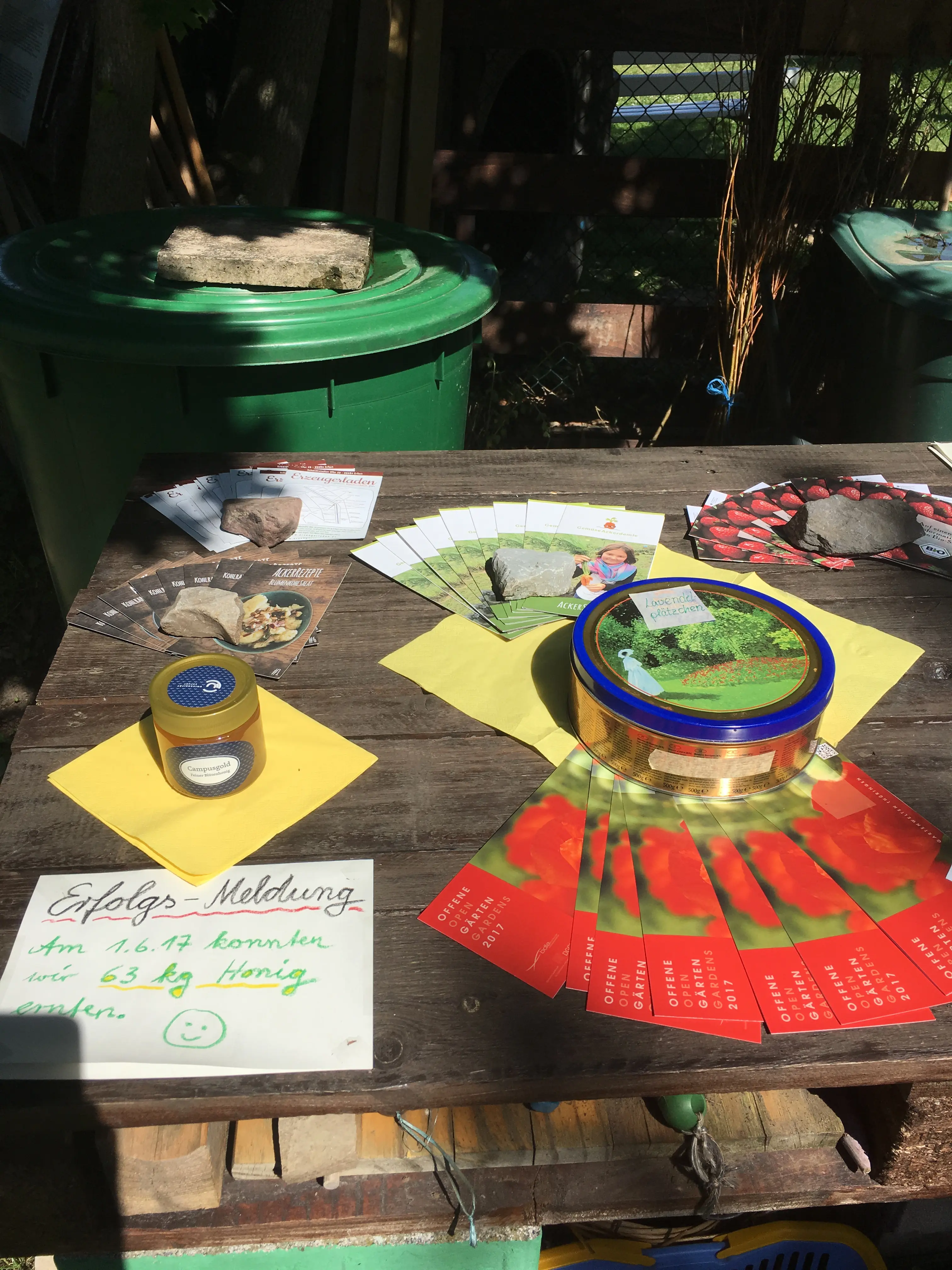 Teilnahme des Schulgartens an den Open Gardens 2018 (Tisch mit Flyern und selbstgemachtem Honig)