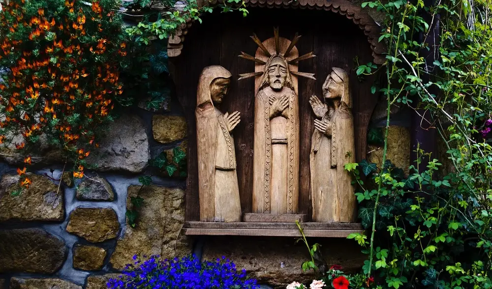 Jesus-Holzskulptur in einem Garten