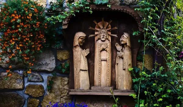 Jesus-Holzskulptur in einem Garten