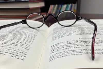 Brille liegt auf Buch