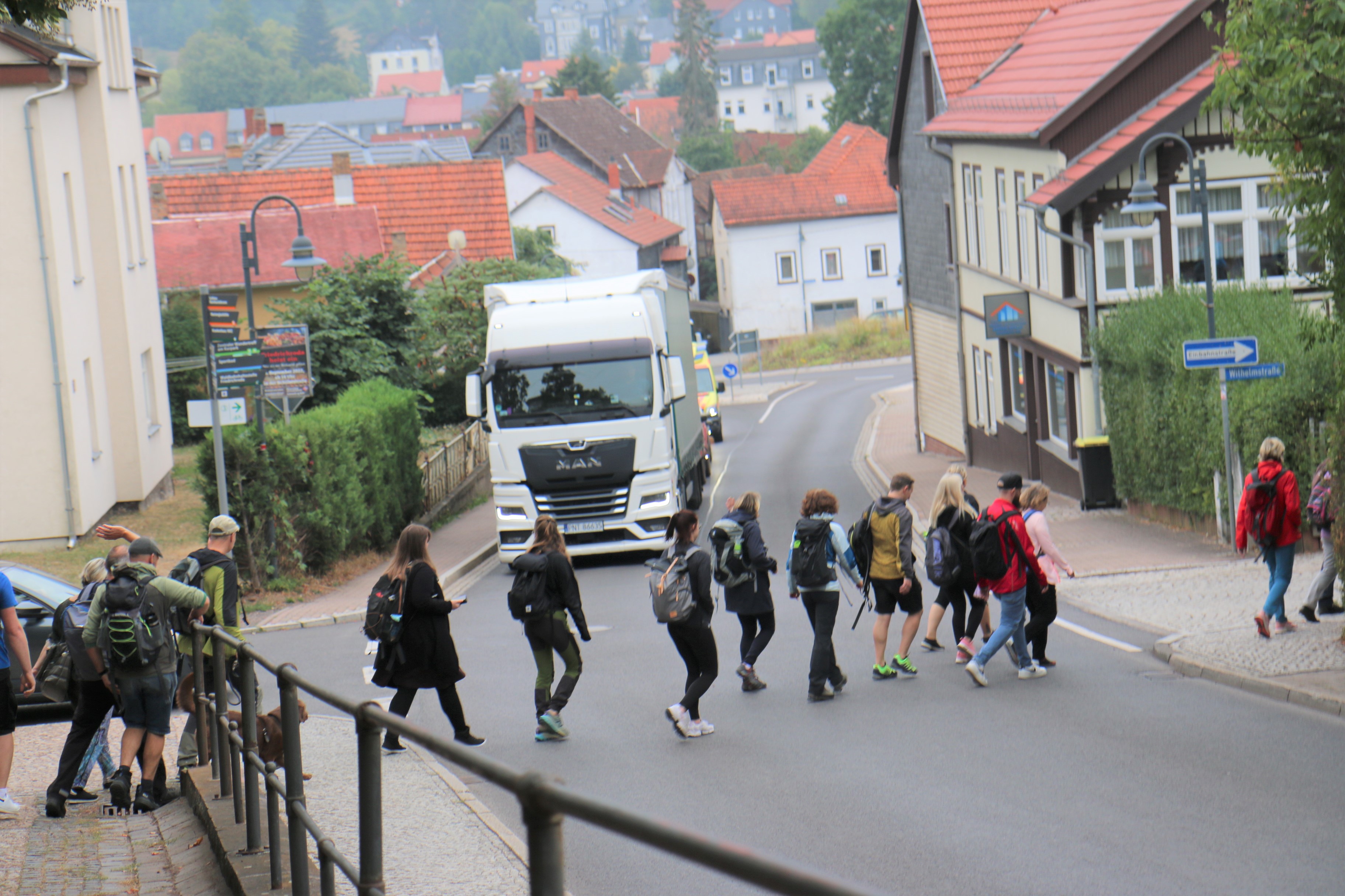 Gruppe von Wanderern überqueren die Straße