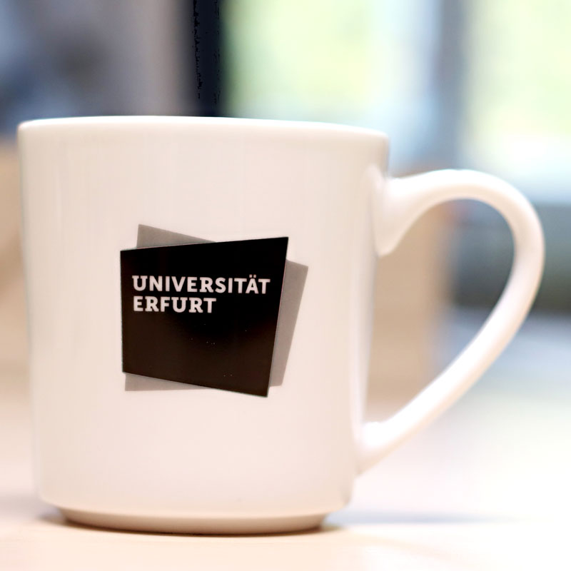 Kaffetasse mit Logo der Uni Erfurt