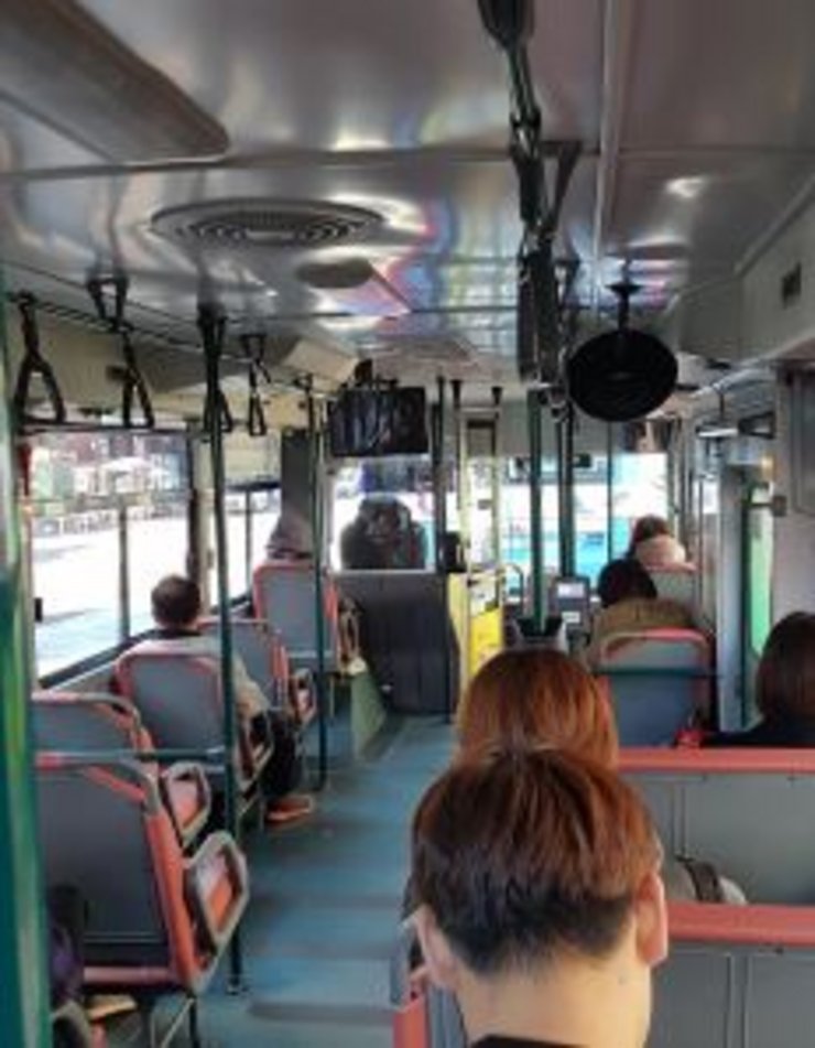 Menschen sitzen in einem Bus