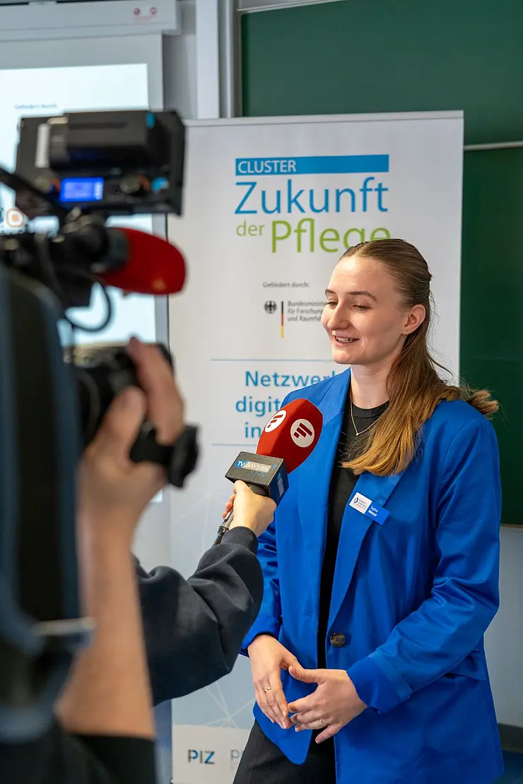 Sophia vor Kamera und Mikrofon im Interview zum Tag Zukunft der Pflege