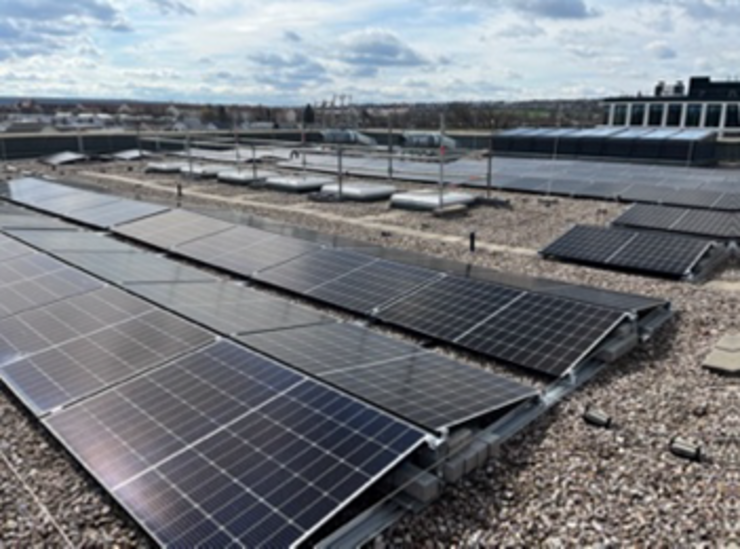 Photovoltaikanlage auf dem Dach des Kommunikations- und Informationszentrums (KIZ)