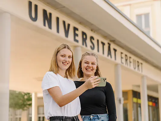 Studentinnen vor Haupteingang Uni Erfurt