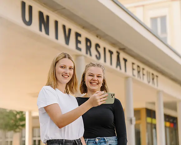 Studentinnen vor Haupteingang Uni Erfurt