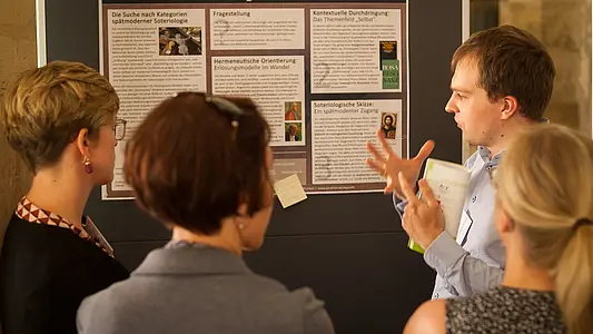 Teilnehmerinnen beim "Junge Forum Theologie" an der Katholisch-Theologischen Fakultät der Universität Erfurt
