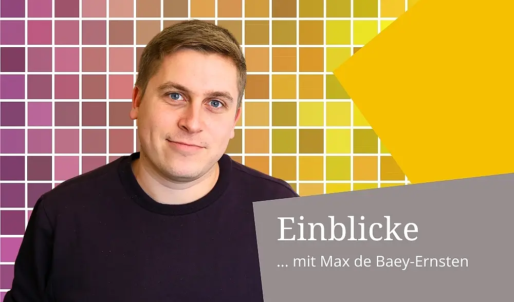 Porträtfoto Max de Baye Ernsten in schwarzem Pullover, im Hintergrund pink-rot mit Farbverlauf ins Gelb driftende Farbquadrate, eine gelbe Farbfläche, eine graue Farbfläche mit dem Wort "Einblicke"