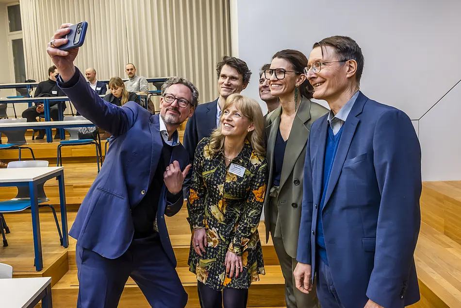 Sechs Menschen machen ein Selfie in einem Vorlesungssaal