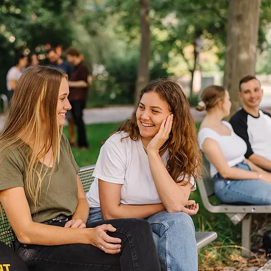 Studierende auf dem Campus