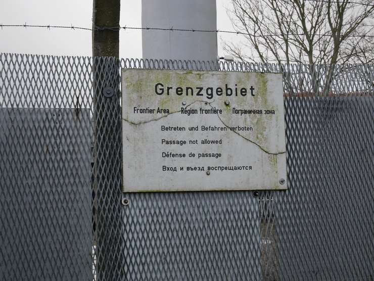 Schild „Grenzgebiet“ am See-Grenzbeobachtungsturm Kühlungsborn © Wikimedia Commons