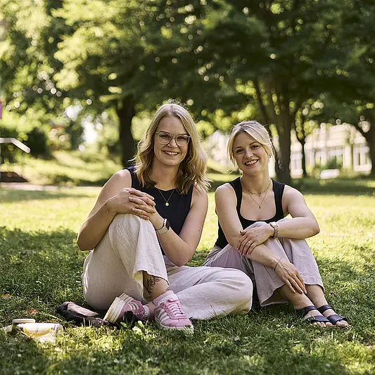 Studentinnen auf der Campuswiese