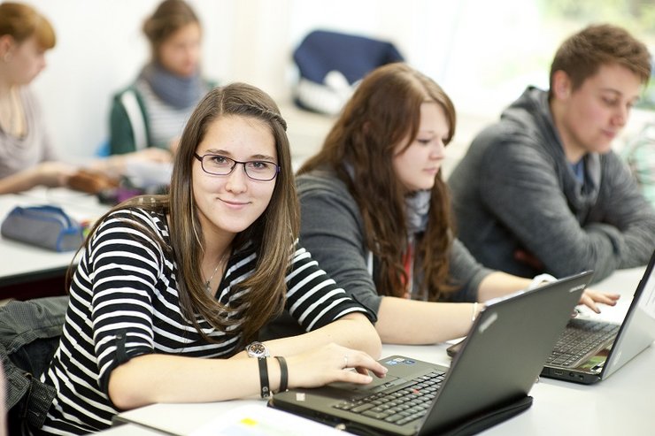 Studierende arbeiten mit Laptops, Universität Erfurt