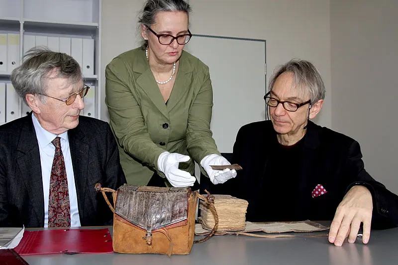 Prof. Dr. Wolfgang Bergsdorf übergab eine Koranhandschrift für die Forschungsbibliothek Gotha an Prof. Dr. Walter Bauer-Wabnegg.