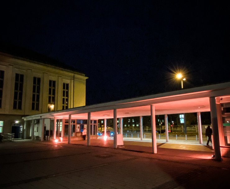 Eingangsportal der Uni Erfurt in Orange angestrahlt