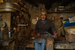 Ein Mann in einer Werkstatt