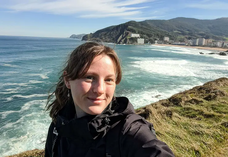Lucie am Strand in Bilbao