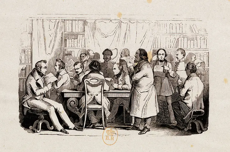 Männer und im Hintergrund auch einige Frauen lesen im Stehen oder an einem Tisch sitzend 