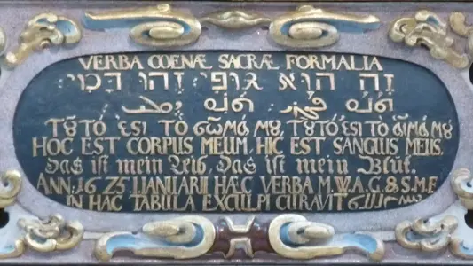 Hebräische Inschrift auf einem Altar in der Erfurter Kaufmannskirche
