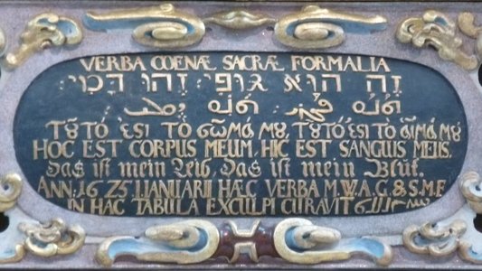 Hebräische Inschrift auf einem Altar in der Erfurter Kaufmannskirche