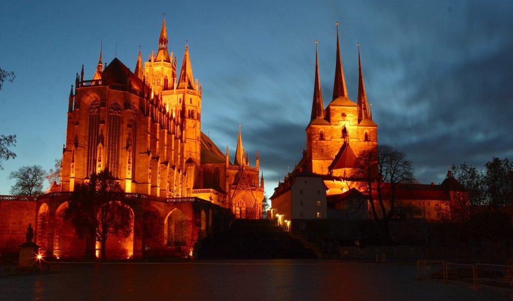 Blick auf den erleuchteten Erfurter Dom am Abend