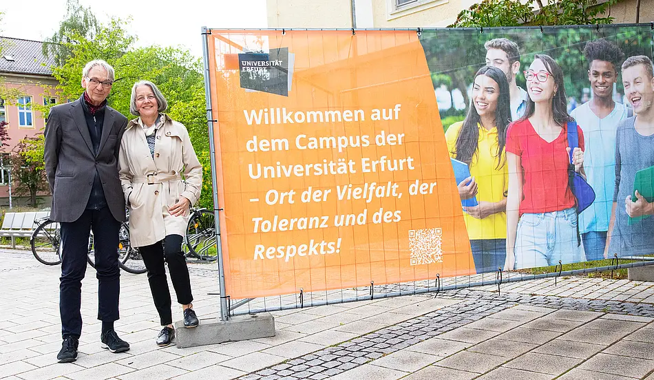 Universitätspräsident Professor Walter Bauer-Wabnegg und Professorin Beate Hampe, Vizepräsidentin für Internationale Angelegenheiten, neben einem der neuen Willkommens-Banner