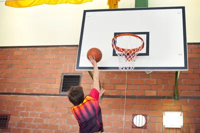 Basketballspieler beim Korbwurf
