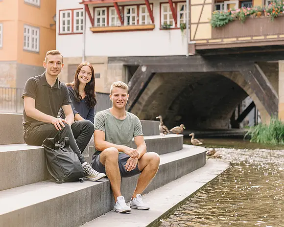 Studierende bei der Krämerbrücke Erfurt