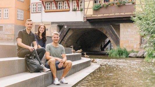 Studierende bei der Krämerbrücke Erfurt