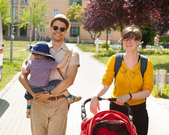 Studierende Eltern mit Kind auf dem Campus der Universität Erfurt