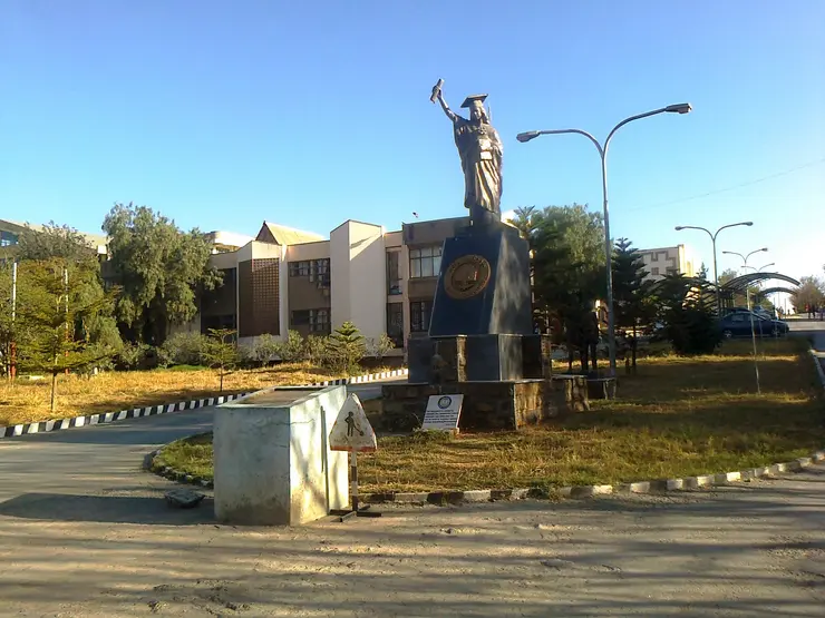 Statue auf dem Adi-Haqi Campus der Mekelle University, © Peter Nadig