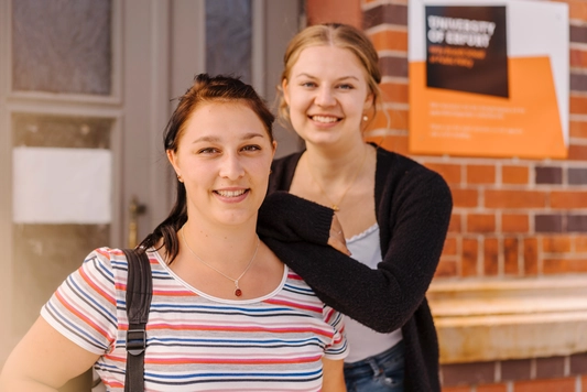 Studentinnen vor der Willy Brandt School Erfurt