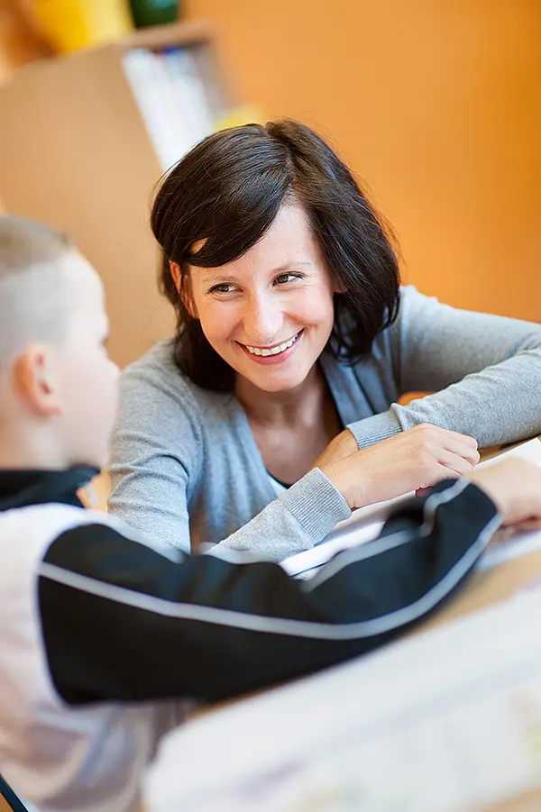 Studentin im Gespräch mit einem Schüler