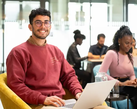 Studierende arbeiten an ihren Laptops.