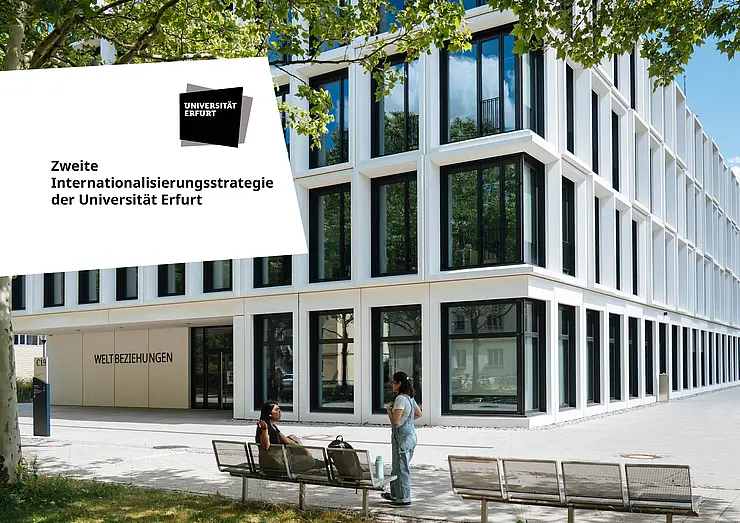 Das Titelbild der Zweiten Internationalisierungsstrategie zeigt internationale Studierende vor dem Forschungsbau "Weltbeziehungen"
