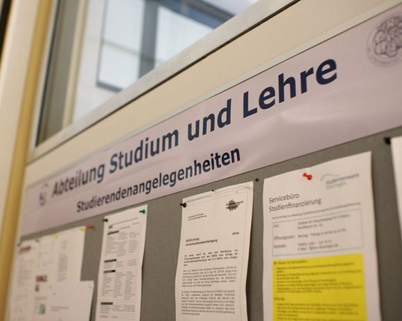 Blick auf eine Pinnwand vor dem Dezernat 1: Studium und Lehre, Universität Erfurt