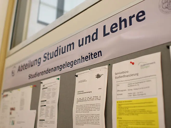 Blick auf eine Pinnwand vor dem Dezernat 1: Studium und Lehre, Universität Erfurt