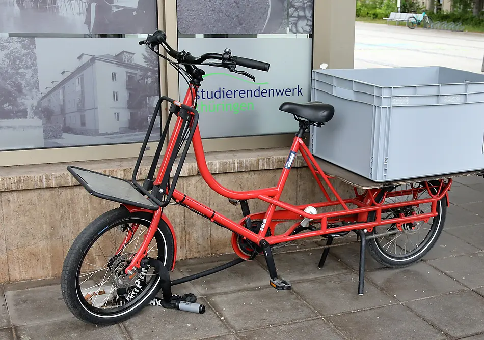 Lastenfahrrad am Eingang der Uni Erfurt