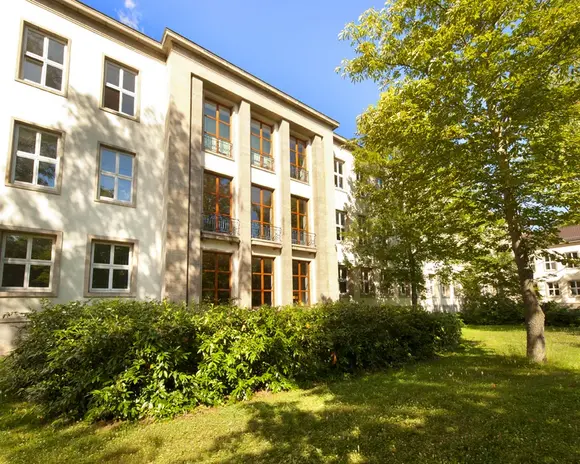 Das Lehrgebäude 1 der Universität Erfurt von außen