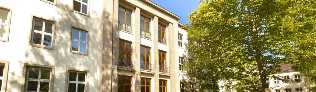 Das Lehrgebäude 1 der Universität Erfurt von außen