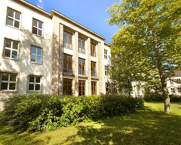 Das Lehrgebäude 1 der Universität Erfurt von außen