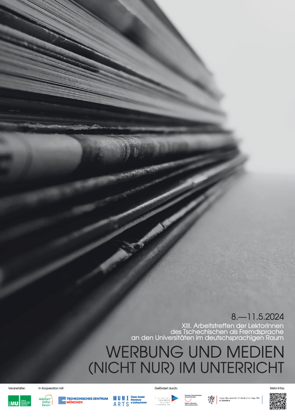 Plakat zum 13. Arbeitstreffen der LektorInnen des Tschechischen als Fremdsprache an den Universitäten im deutschsprachigen Raum mit Schwarzweiß Bild und Nahaufnahme eines Buchstapels